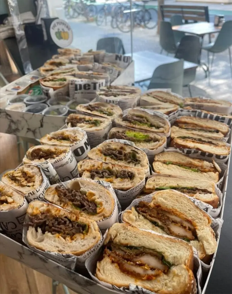 מגשי אירוח כריכים חתוכים